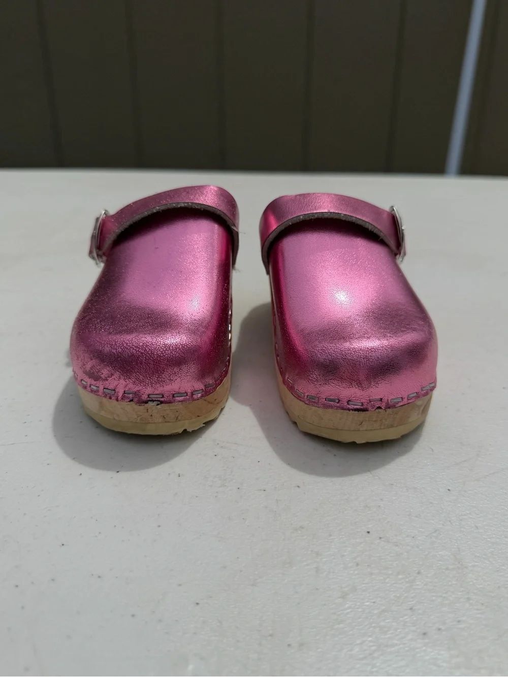 Girls Metallic Pink Slip-On Clogs with Adjustable Strap